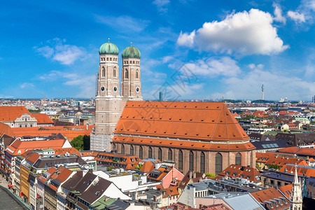 慕尼黑的大教堂frauenkich在一个美丽的夏日德国图片