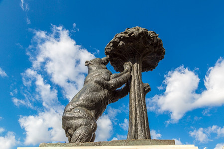 熊和草莓树的雕像象征着疯狂在美丽的夏日西班牙图片