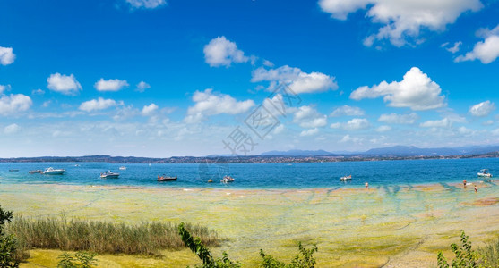 迦纳湖的全景夏天美丽的日子里密尔米昂的公共海滩意大利图片