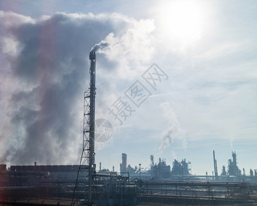 城市风景中烟雾和工业废物排放高图片
