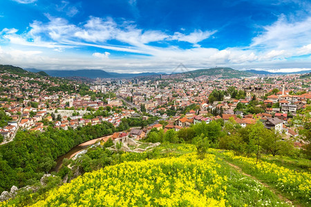 在美丽的夏日里沙拉耶沃Sarjevo的空中风景波斯尼亚和泽戈维纳图片