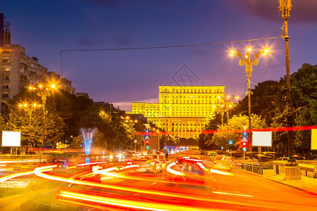 建造罗马议会在布加勒斯特美丽的夏夜布加利亚图片