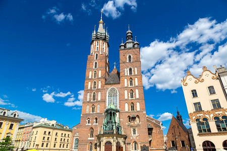 在一个美丽的夏日中在Krakow的圣女玛莉教堂里图片