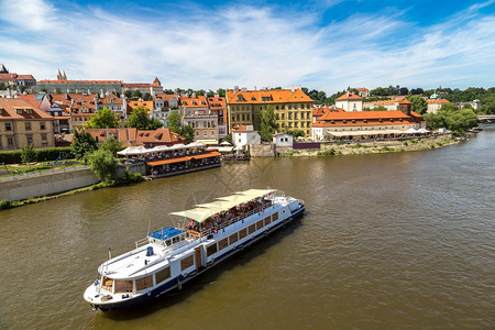 华尔塔瓦河在Prague在一个美丽的夏日奇图片