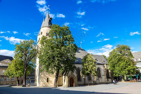 在一个美丽的夏日德国戈斯拉尔市售教堂圣科斯马和达米安图片