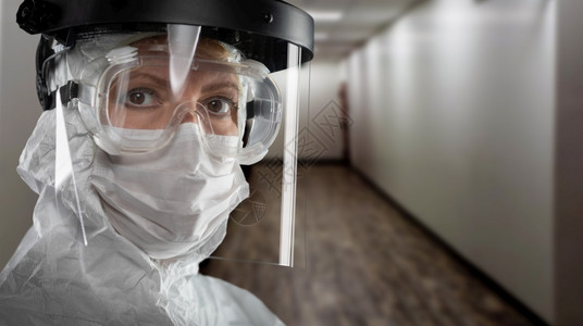 女医生或护士在院走廊戴面罩和防护装置图片