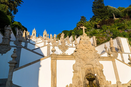 在一个美丽的夏日里葡萄牙布拉加的山修道院图片