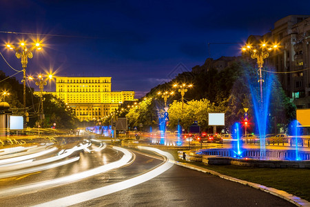 建造罗马议会在布加勒斯特美丽的夏夜布加利亚图片
