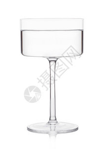 伏特加马提尼酒鸡尾在现代玻璃杯里以孤立的白色背景图片