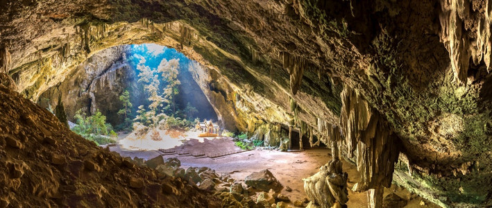 夏日在泰国首都普哈拉亚纳科恩山洞穴公园的皇馆图片