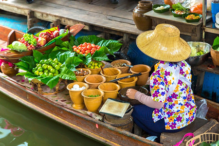 夏季日泰国的浮动市场图片