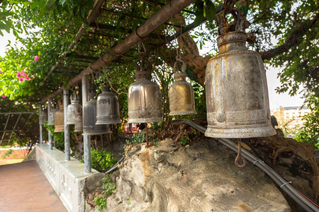 夏日在泰国的Bangko的金角Wat请酒寺庙敲响钢钟图片