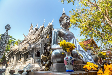 夏日在泰国黑地的青春寺庙图片