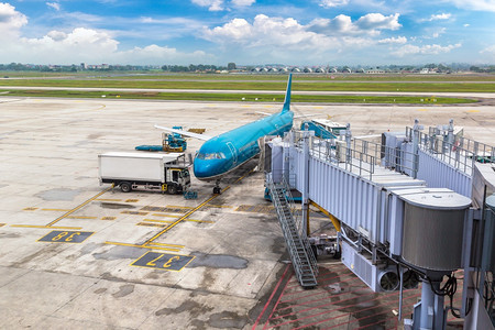 一架蓝色飞机停放在国际机场上图片