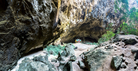 夏日在泰国首都普哈拉亚纳科恩山洞穴公园的皇馆图片