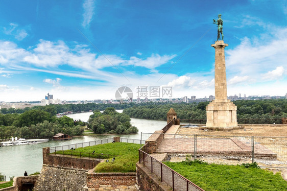 波贝丁尼克纪念碑和卡列梅丹堡垒位于贝尔格勒在一个美丽的夏日瑟比亚图片