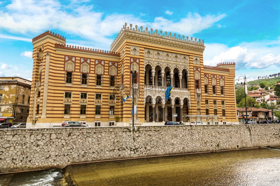 Vijecna市政厅在一个美丽的夏日中在萨拉耶沃波斯尼亚和泽哥维那图片