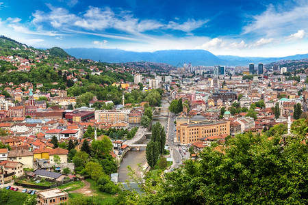 在美丽的夏日里沙拉耶沃Sarjevo的空中风景波斯尼亚和泽戈维纳图片