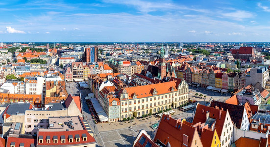 夏季日在Poland的wrocla市场广的空中观察图片