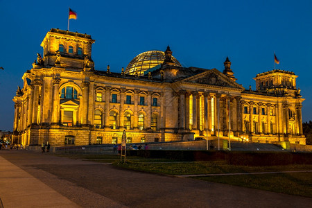 明亮的reichstag建筑在伯林德国夜间图片