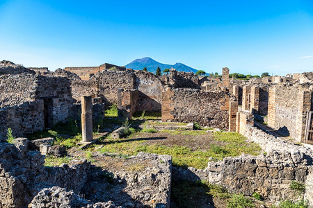 建筑网站在79bc被Vesuvi山喷发摧毁的庞贝城背景