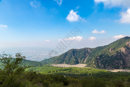 在夏天的一意大利环礁附近靠小角的微苏威火山旁边的地景观图片