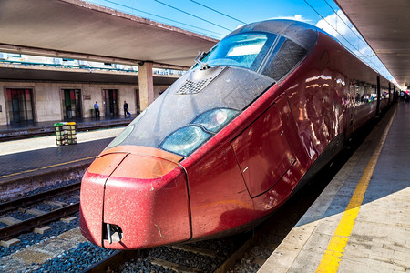 现代列车在意大利的Florenc火车站Santmri小说图片