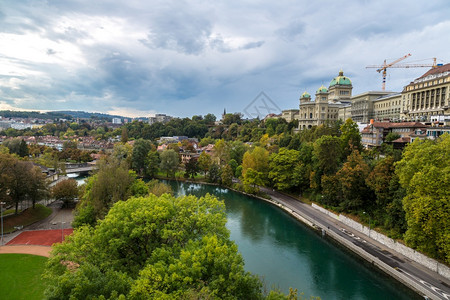 绿色城市日夏在瑞士的苏维埃德兰联邦宫殿背景
