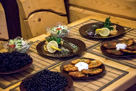 含柠檬土豆煎饼和黑莓的炸鱼图片