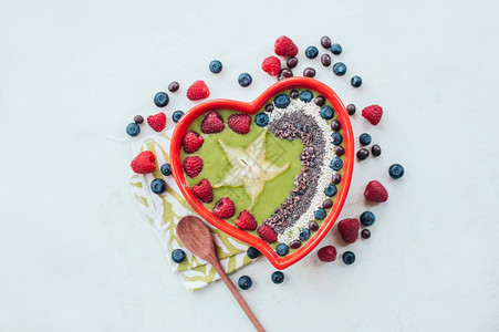 食物和营养概念横向喷发麻袋填满富含蛋白质的干果和豆类杏仁胡桃葡萄干粉色种子图片