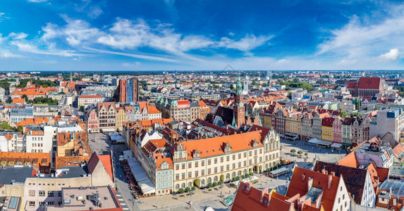 夏季日在Poland的wrocla市场广的空中观察图片