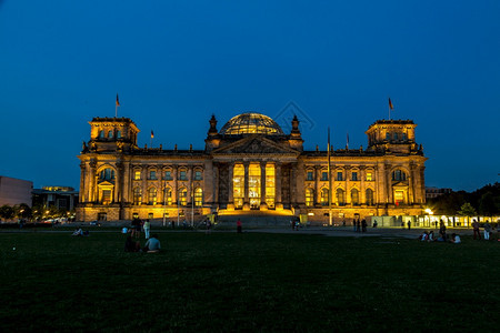 明亮的reichstag建筑在伯林德国夜间图片