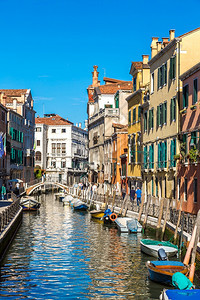 在夏日的里意大利的威尼斯河里用运图片