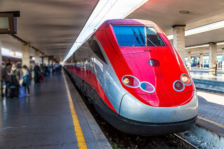 现代列车在意大利的Florenc火车站Santmri小说图片