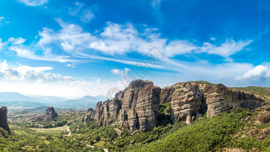 玉龙山夏天的在岩石顶的修道院流星灰烬背景