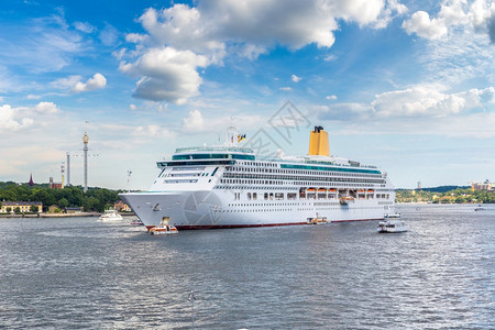 一艘大型游船在瑞典斯德哥尔摩的一个夏日里图片