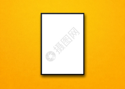 挂在黄色墙上的黑图片框空白模型板黑图片框挂在黄色墙上图片
