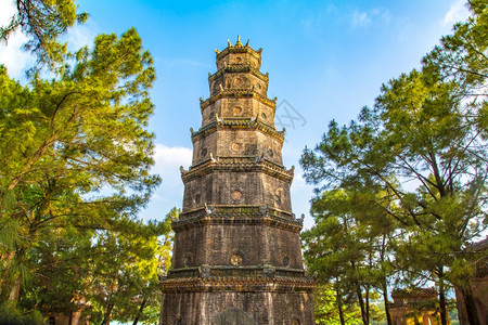 夏日的乡下土塔图片