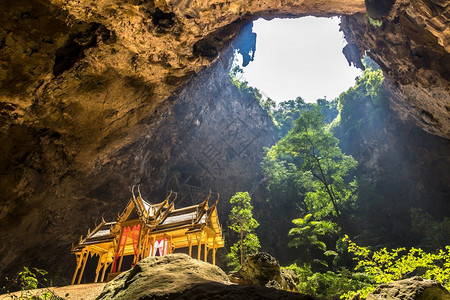 夏日在泰国的普拉亚纳科恩山洞穴公园的皇馆图片