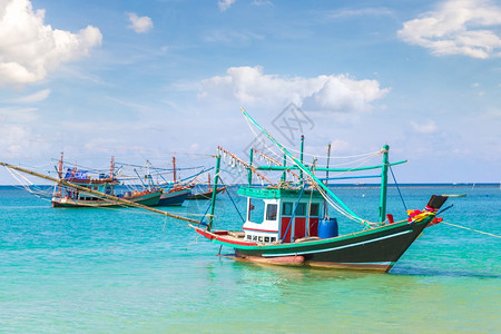 洁颜水夏日在泰国港Kohpan岛的传统木制渔民船背景
