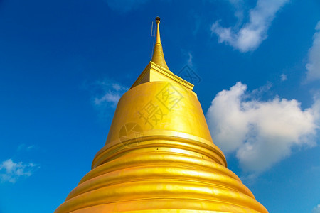 金色的斯图帕夏日在泰国的高萨木岛赵华楚寺庙图片