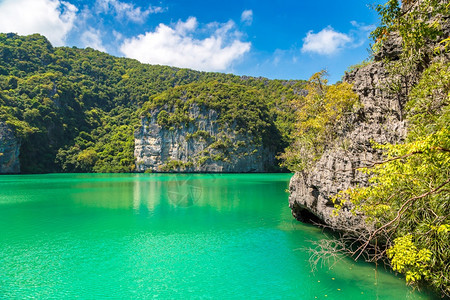 Maekoh岛的Taleni环礁湖夏季在泰国的MukoangTho公园图片