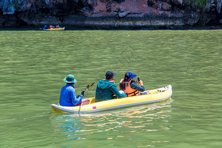 旅游者夏日在泰国阿奥港恩加家公园用皮艇骑车图片