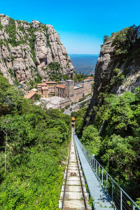 蒙特塞拉滑轮铁路在一个美丽的夏日中加泰罗尼亚西班牙图片