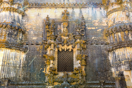 修道院的外表和它著名错综复杂的木瓜窗在中世纪温柔的城堡图片