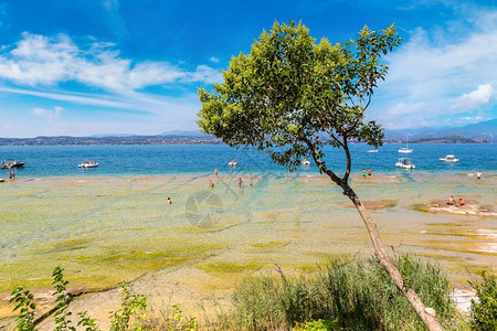 迦纳湖谢米翁市公共海滩在美丽的夏日意大利图片