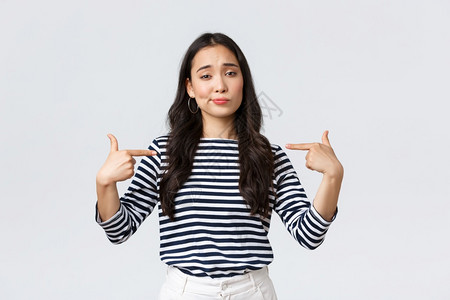 充满自信的大韩国女孩炫耀笑的酷指着自己吹嘘个人成就生活方式美丽和时尚人们的情感概念自信的大韩国女孩炫耀笑着酷指自己吹嘘个人成就背景图片