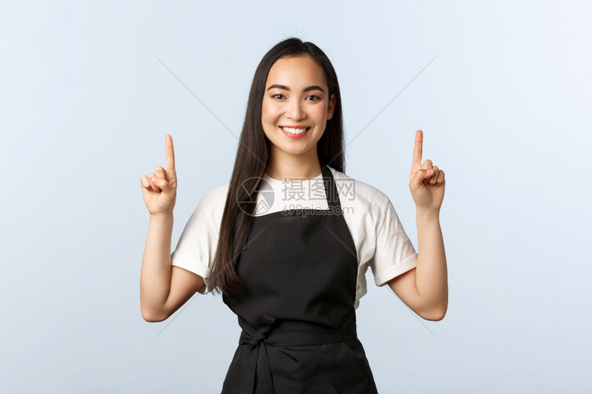 举起手指来像一家酒吧展示广告笑的友好咖啡馆老板像一家酒吧展示广告
