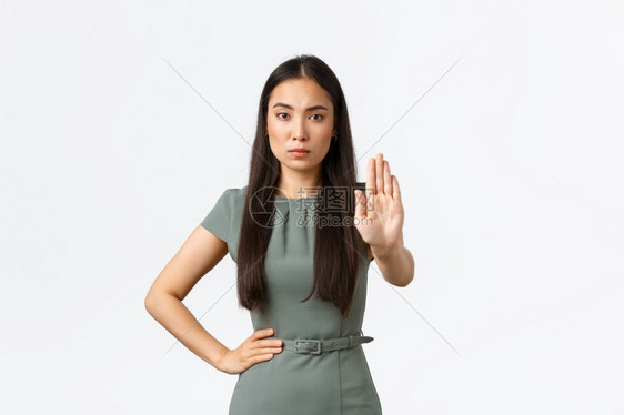 小业主女企家概念严肃自信的亚洲妇女她们要求停止退出某事不表现任何姿态举手禁止行动白背景严肃自信的亚洲妇女要求停止图片