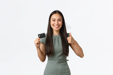 小企业所有者女家概念满足作为女银行客户的企业家概念将资金存入款显示信用卡和拇指在批准中显示如服务等小企业所有者显示信用卡和拇指在图片